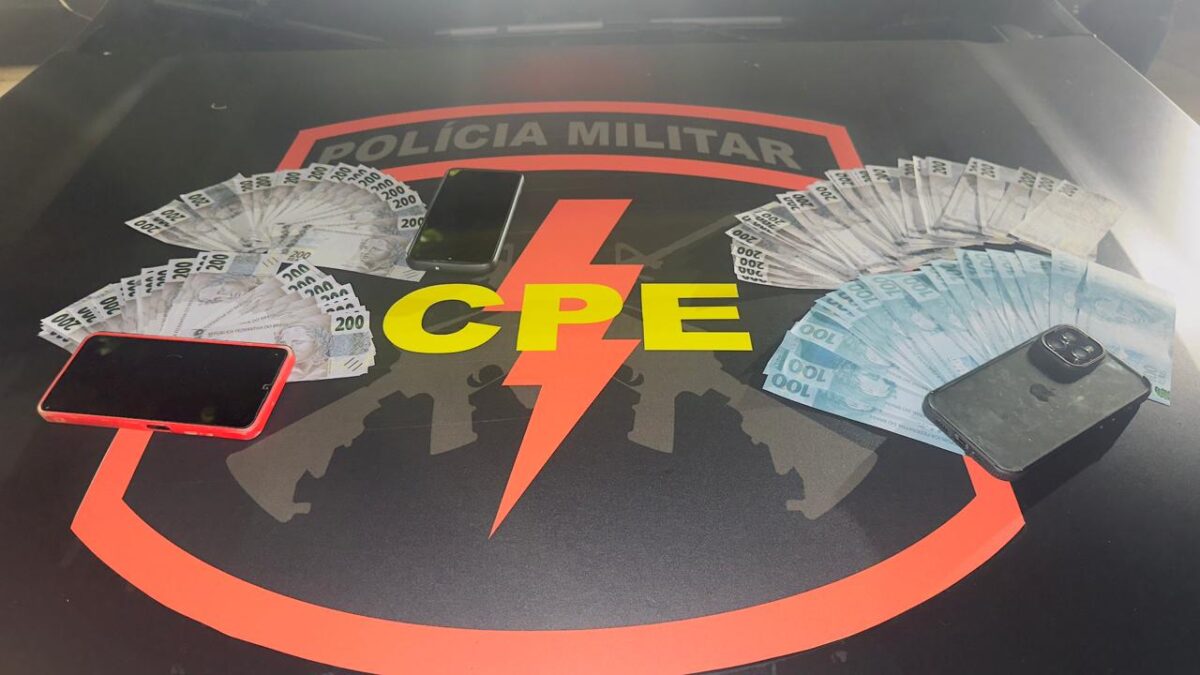 Foram apreendidos dinheiro falso, celulares e o veículo usado pelos trio (Divulgação PMGO)