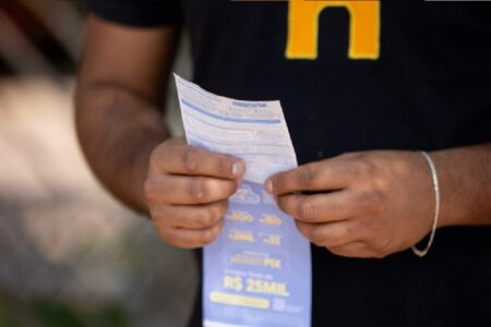 Imagem mostra homem segurando boleto emitido pela Equatorial Energia