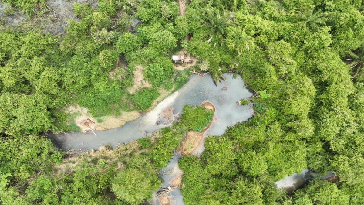 Foto registrada por agentes da Semad mostra água turva do Córrego Sussuapara (Foto: Divulgação/Semad)