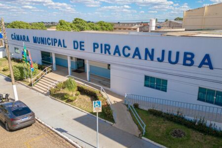 População faz ato contra 13º e férias a vereadores de Piracanjuba; Casa diz que equipara a outros parlamentos