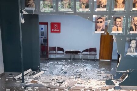 Vigia deixa carro desengatado, que anda sozinho e destrói galeria de ex-prefeitos de Jaraguá