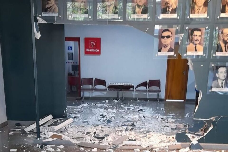 Vigia deixa carro desengatado, que anda sozinho e destrói galeria de ex-prefeitos de Jaraguá