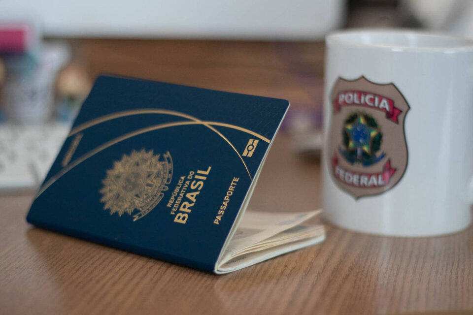 PF ameaça suspender emissão de passaportes em novembro por falta de verba Corporação afirma que comprometeu 95% do orçamento