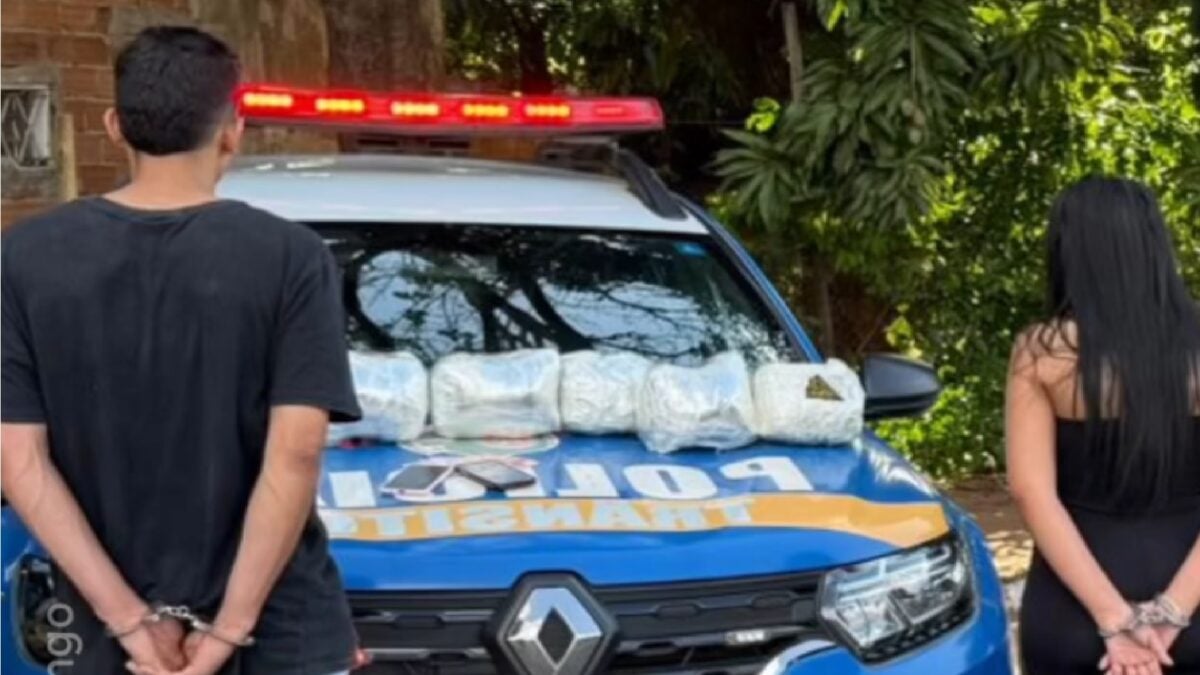 Dupla tentou empreender fuga ao avistar blitz montada pela Polícia Militar, em Goiânia (Foto: Reprodução/Redes Sociais)