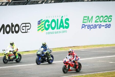 Imagem mostra pilotos na pista prontos para largada