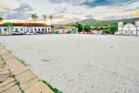 Prefeitura de Pirenópolis é multada após retirada de árvores do Largo da Matriz Iphan danos ao patrimônio histórico e artístico