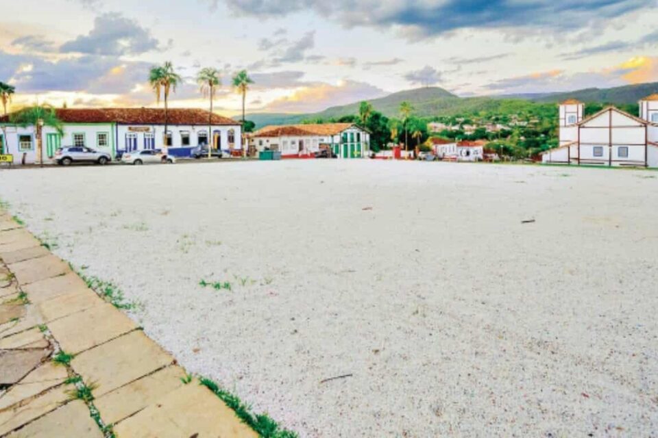 Prefeitura de Pirenópolis é multada após retirada de árvores do Largo da Matriz Iphan danos ao patrimônio histórico e artístico