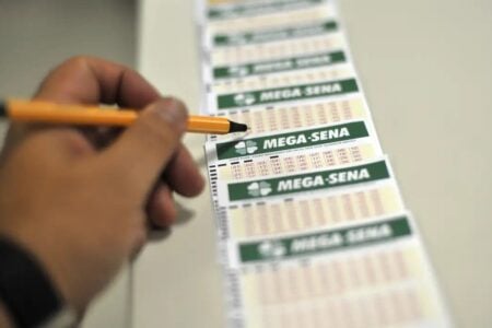 Mega-Sena sorteia R$ 55 milhões neste sábado; prêmio rende mais de R$ 360 mil ao mês na poupança