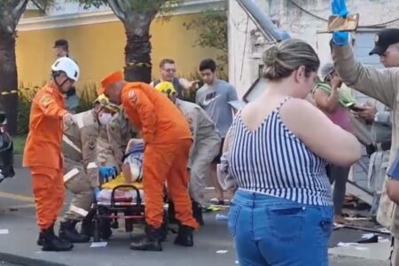 Motorista estava aparentemente embriagado Motorista invade lanchonete e atinge idosa em Goiânia; vítima sofre fratura exposta