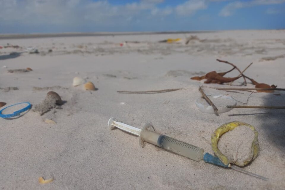 70% das praias brasileiras estão contaminadas por microplásticos, revela pesquisa liderada por Goiás Levantamento mais amplo já realizado