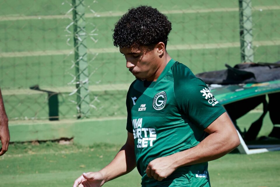 Pedrinho deverá ser titular no Goiás diante do Criciúma