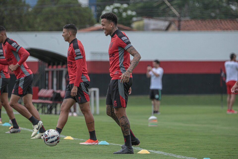 Jogadores do Atlético Goianiense em treino no CT