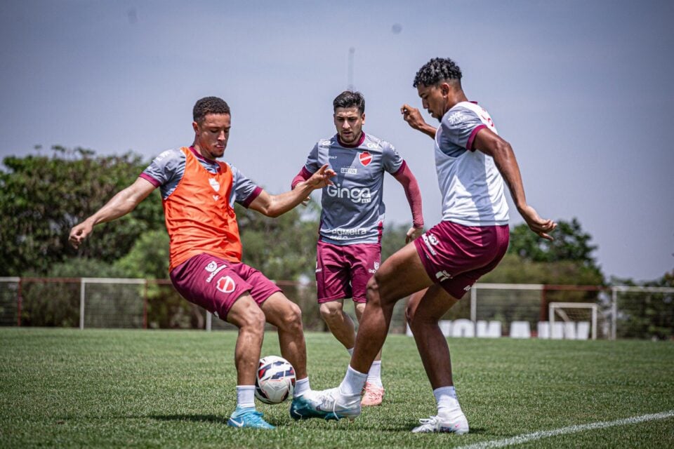 Jogadores do Vila Nova durante atividade no CT