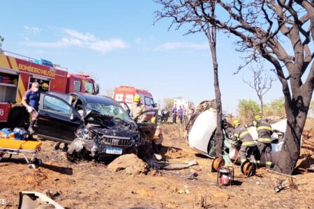 Colisão com três carros deixa morto e feridos na GO-431, em Pirenópolis
