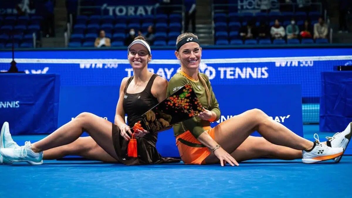 Luiza Stefani comemora título do WTA. Foto: Toray Pan Pacific Open Tennis