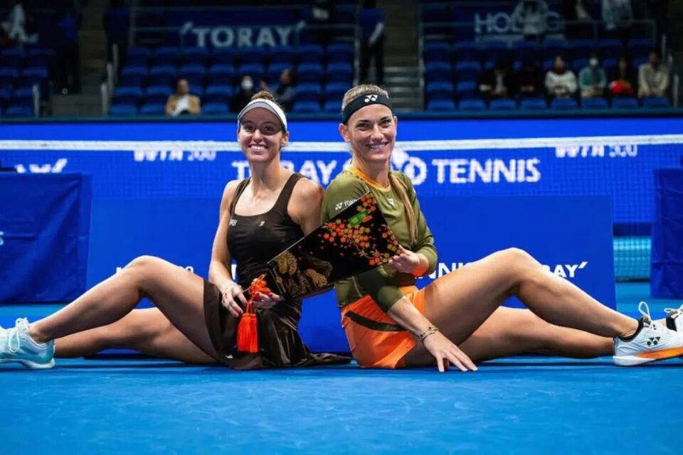 Luiza Stefani comemora título do WTA