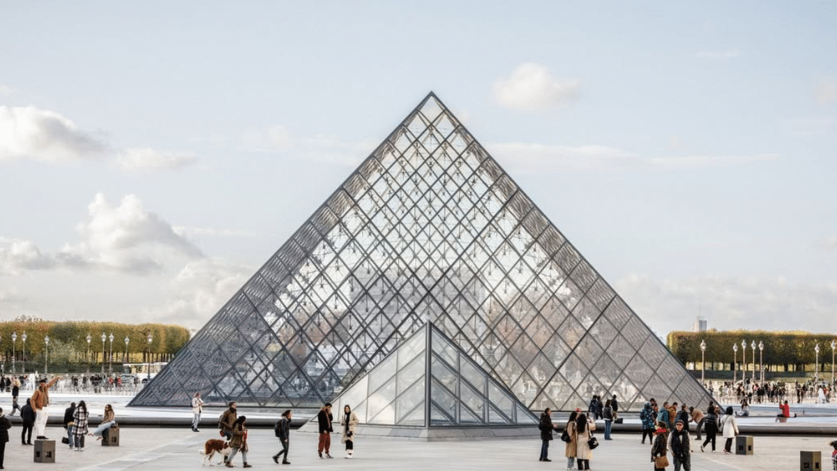 Polícia prende dois suspeitos de participar do roubo de joias do Louvre (Foto: Instagram)