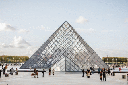 Polícia prende dois suspeitos de participar do roubo de joias do Louvre (Foto: Instagram)