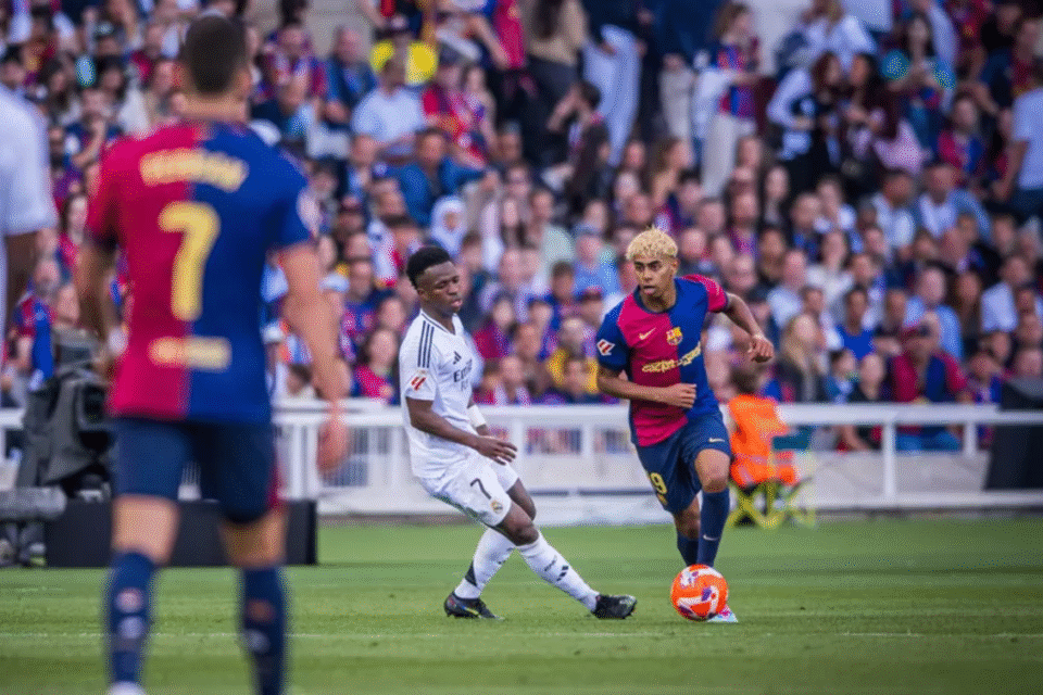 Jogo entre Real Madrid e Barcelona