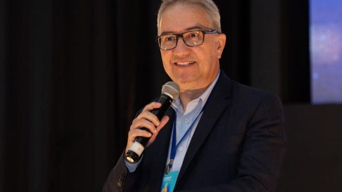 Imagem mostra advogado Augusto Ventura durante pronunciamento