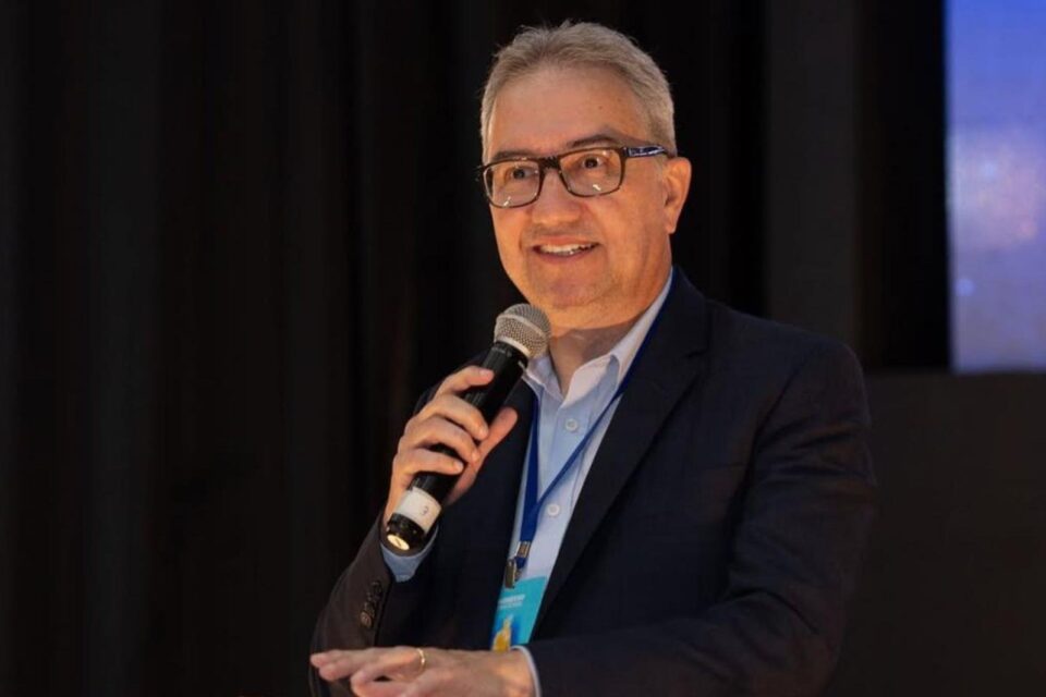 Imagem mostra advogado Augusto Ventura durante pronunciamento