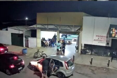 Imagem mostra captura de trecho registrado por câmera de segurança localizada em frente ao estabelecimento alvo dos disparos