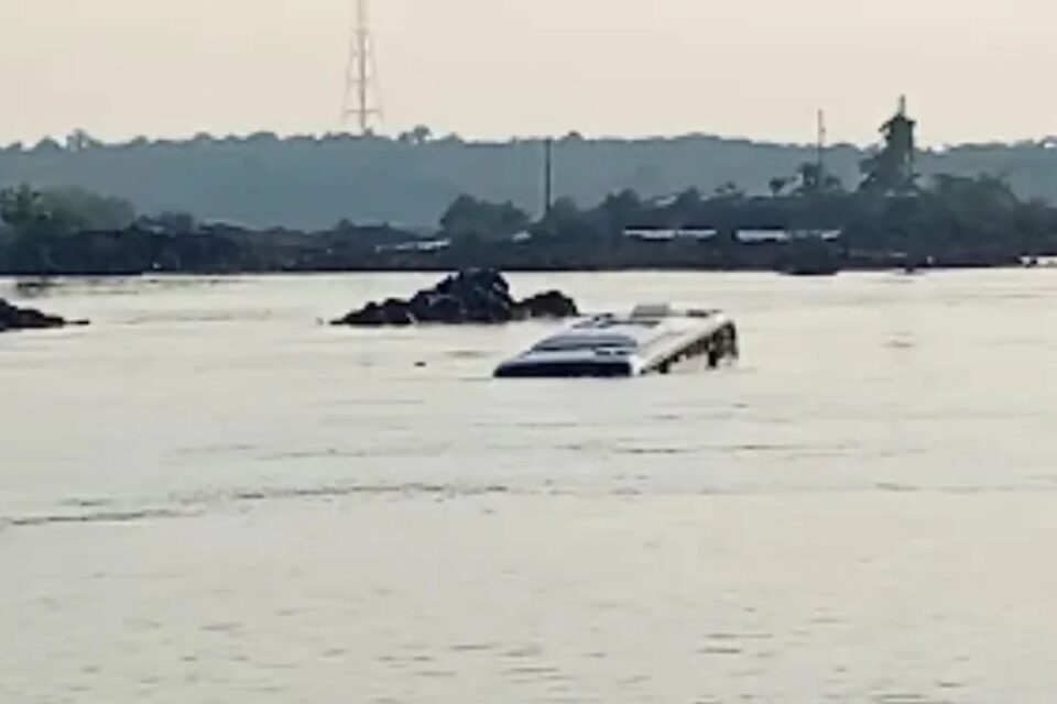 Motorista reserva que descansava no bagageiro morre após ônibus cair no Rio Tocantins