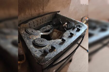 Panela de pressão explode, destrói fogão e assusta homem que estava na cozinha