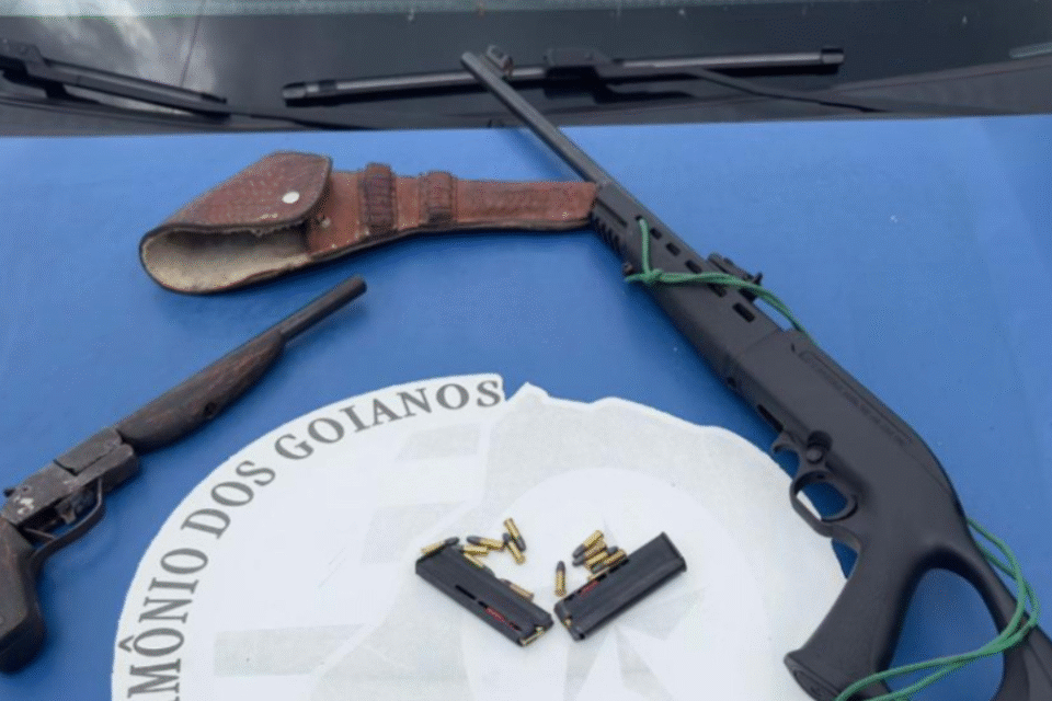 Homem é preso suspeito de manter companheira em cárcere privado e ameaçá-la com armas em Nova Crixás