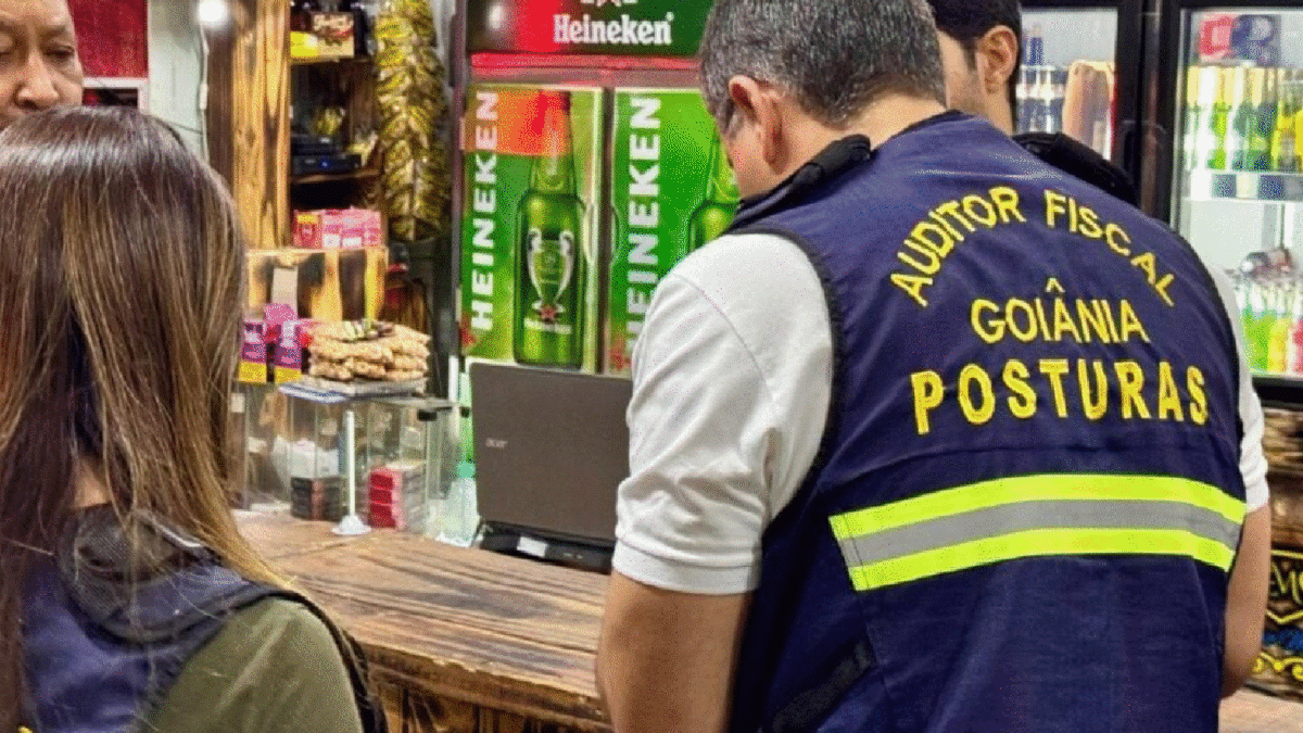 Imagem mostra equipe de fiscalização da nova lei que regula horário de funcionamento da distribuidoras