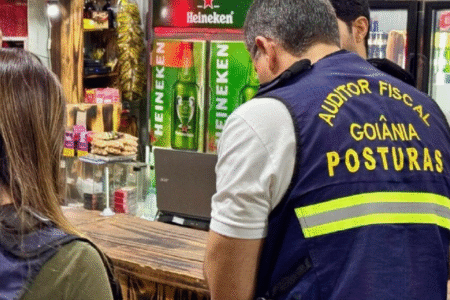 Imagem mostra equipe de fiscalização da nova lei que regula horário de funcionamento da distribuidoras