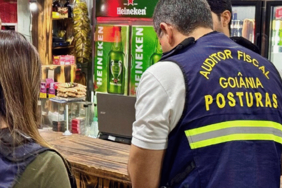 Imagem mostra equipe de fiscalização da nova lei que regula horário de funcionamento da distribuidoras