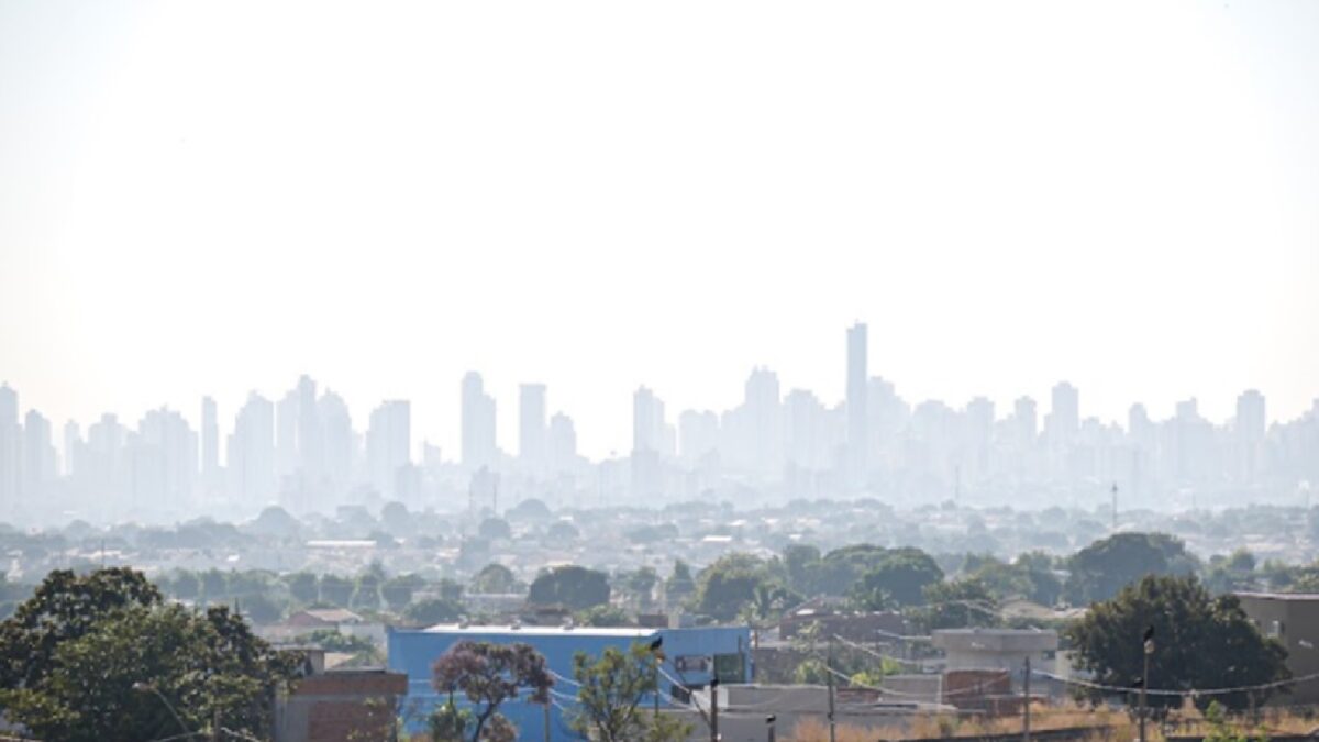 Imagem mostra neblina sobre a cidade de Goiânia