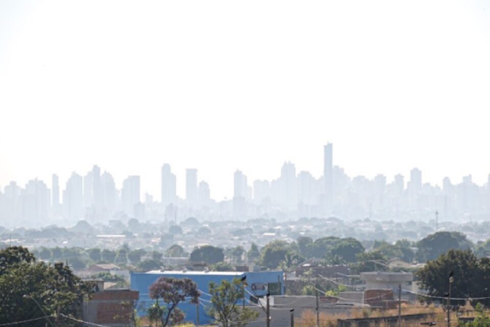 Imagem mostra neblina sobre a cidade de Goiânia