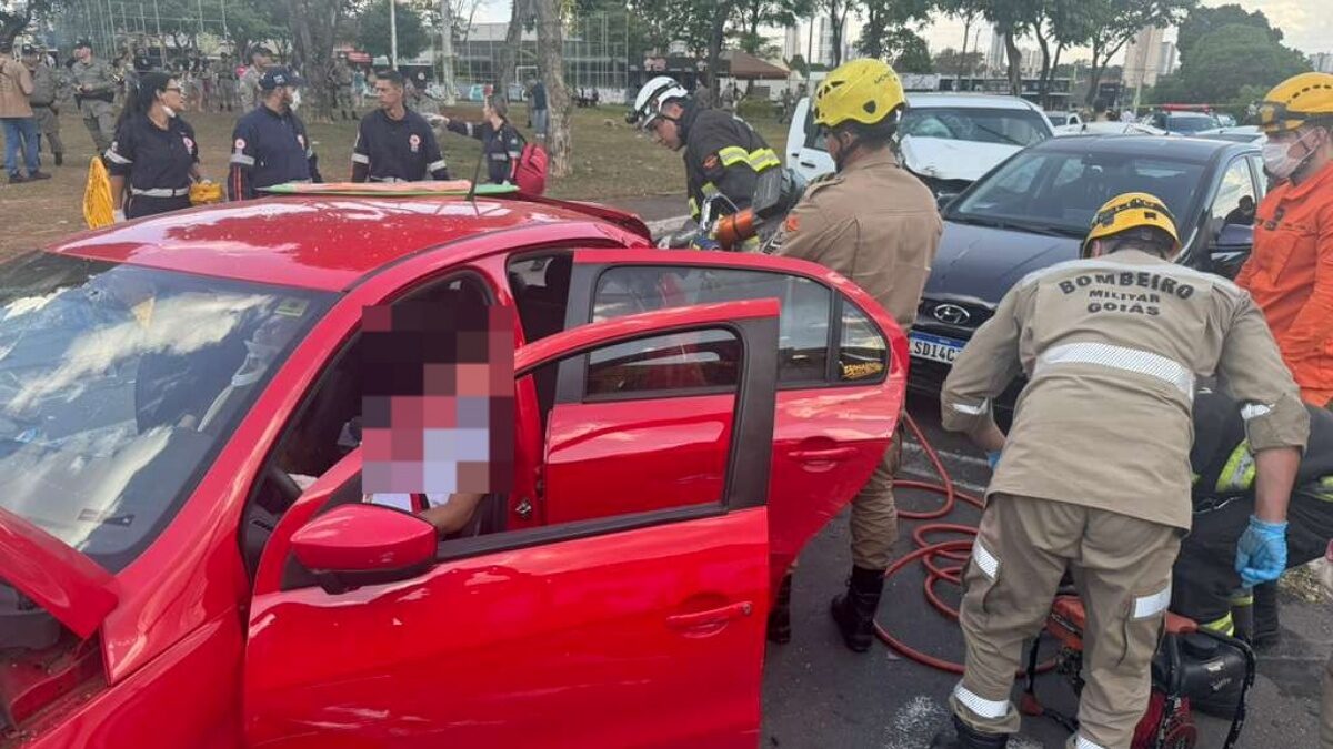 Motorista perde controle da caminhonete e causa sequência de acidentes (Divulgação CBMGO)