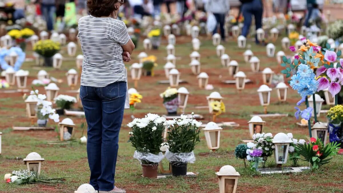 Imagem mostra dezenas de homenagens colocadas em cemitério no dia 2 de novembro