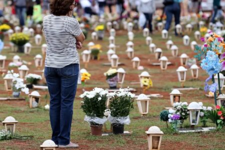 Imagem mostra dezenas de homenagens colocadas em cemitério no dia 2 de novembro