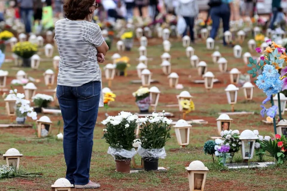 Imagem mostra dezenas de homenagens colocadas em cemitério no dia 2 de novembro