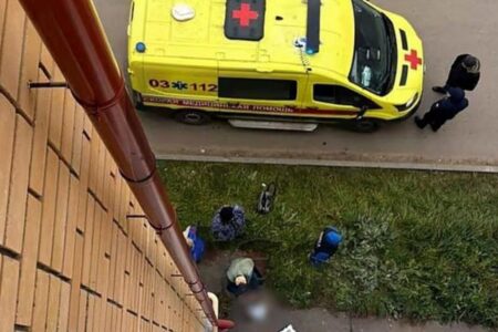 Menina de 5 anos é suspeita de matar irmão recém-nascido ao jogá-lo de janela na Rússia crime foi motivado por ciúmes