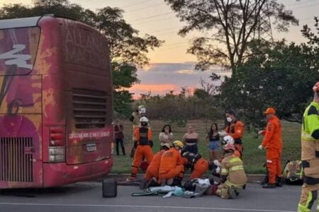 Borracheiro morre esmagado ao trocar pneu de ônibus de cantora sertaneja no DF Assessoria de Allana Macedo lamentou o ocorrido