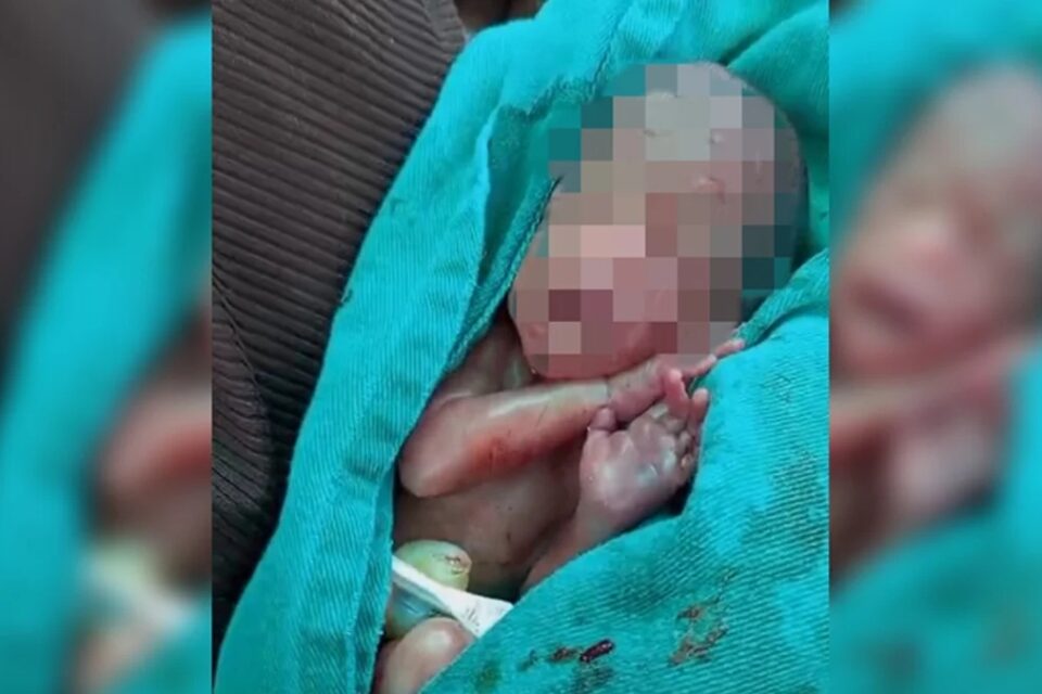 Recém-nascido declarado morto chora dentro do caixão durante sepultamento