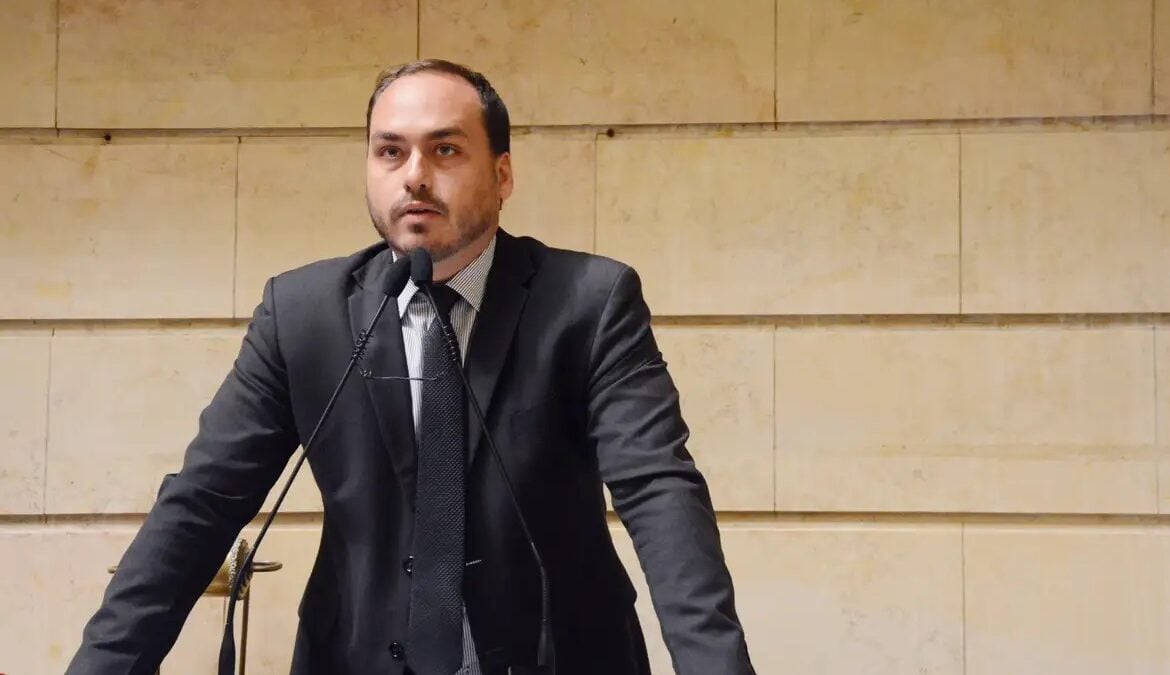 Carlos Bolsonaro confirma candidatura ao Senado por Santa Catarina "Me considero uma pessoa já vitoriosa", diz filho do ex-presidente