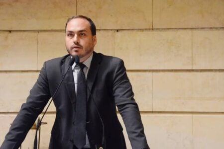 Carlos Bolsonaro confirma candidatura ao Senado por Santa Catarina "Me considero uma pessoa já vitoriosa", diz filho do ex-presidente