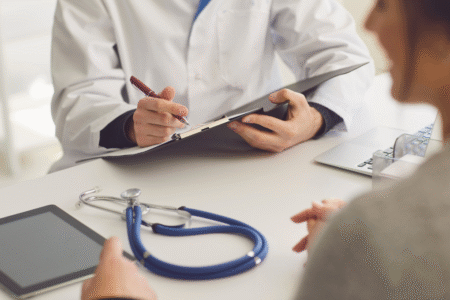 Imagem de um médico atendendo um paciente