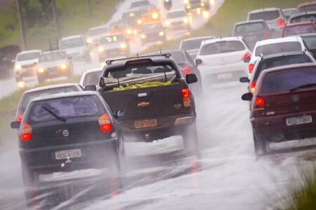 Imagem mostra carros trafegando em pista molhada da capital