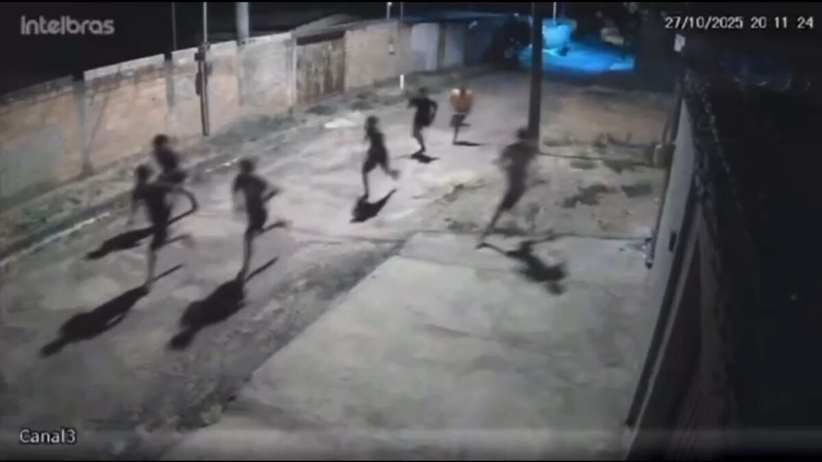 Imagem colorida mostra grupo correndo após tentativa de homicídio (Foto: PM)