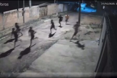 Imagem colorida mostra grupo correndo após tentativa de homicídio (Foto: PM)