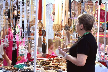Feira Criativa Rosa e Azul reúne arte, saúde e cultura em Goiânia