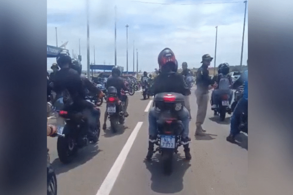 Imagem mostra motociclistas abordados pela PRF