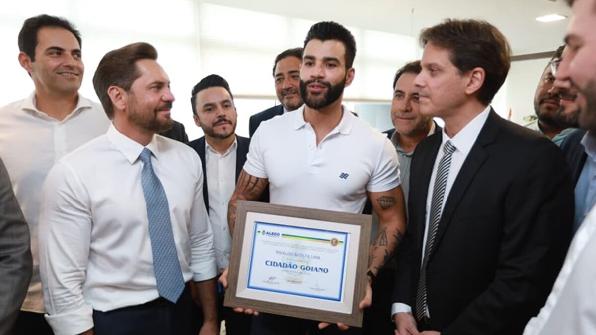Gusttavo Lima, na Assembleia Legislativa, ao lado de Bruno Peixoto, recebe titulo de cidadão goiano (Foto: Divulgação)